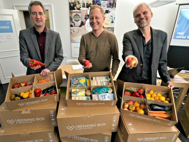 Umwelt-Dezernent Ralf Krumpholz, Beeming-Box-Gründer Jens Schneiders und Dirk Sander vom Social Impact Lab (v.l.) bei der Vorstellung der Beeming Box.