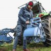 Landwirt André Dülks will auf Glyphosat verzichten und entfernt das Unkraut auf seinen Felder mit einer großen mechanischen Hacke. Foto: Hans-Juergen Bauer (hjba)