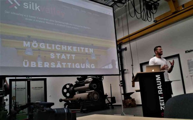 Josua Waghubinger vom Spieleentwickler „triclap“ erläutert im K2-Tower von Kleinewefers die Ziele des Vereins „silkvalley“. Foto: Jens Voss